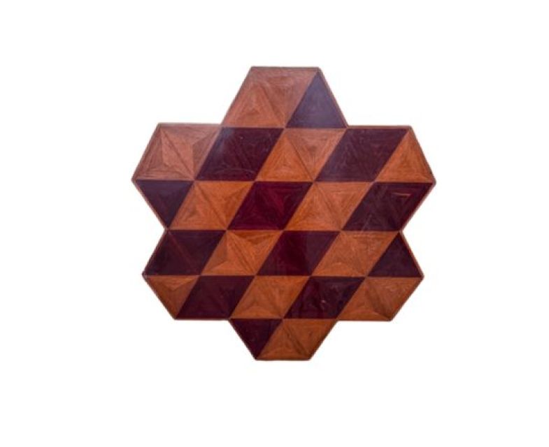 Piano in legno intarsiato