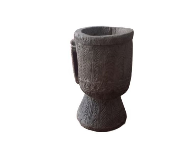 Antico mortaio in legno