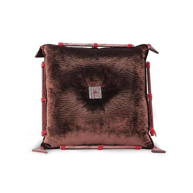 Cuscino decorativo marrone con listelli