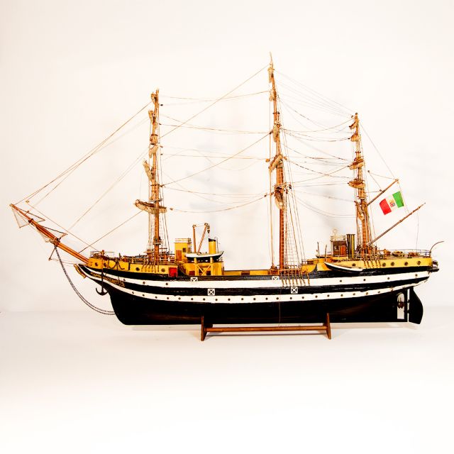 Modellino barca "Amerigo Vespucci"