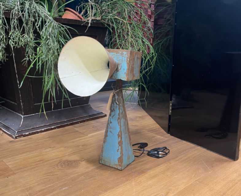 Lampada da tavolo in ferro di recupero finitura corten