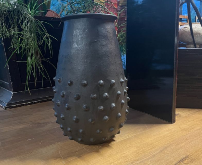 Vaso indonesiano grafite con spuntoni fatto a mano