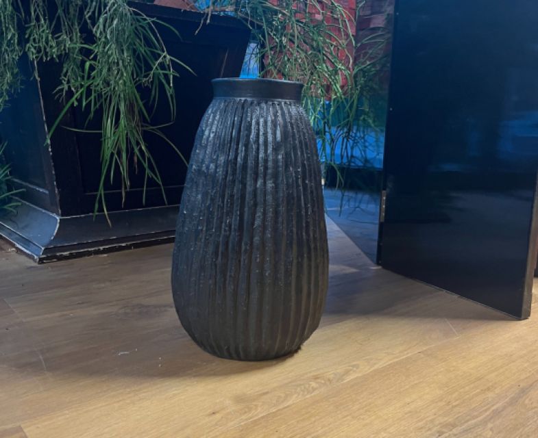 Vaso indonesiano grafite a righe verticali fatto a mano