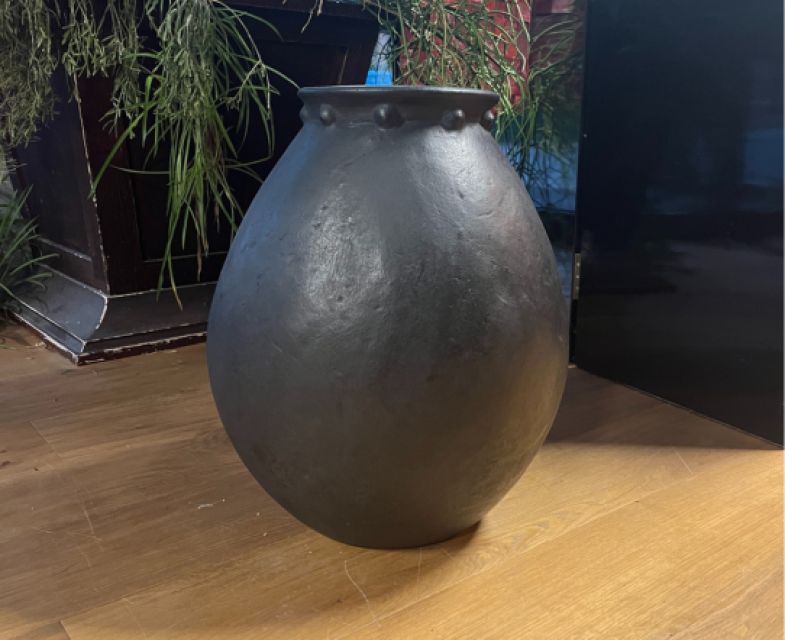 Vaso indonesiano grafite ad anfora fatto a mano