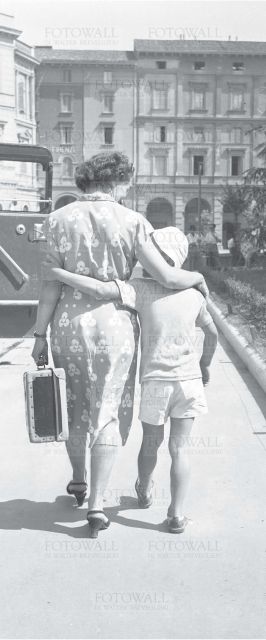 Madre e figlia in partenza