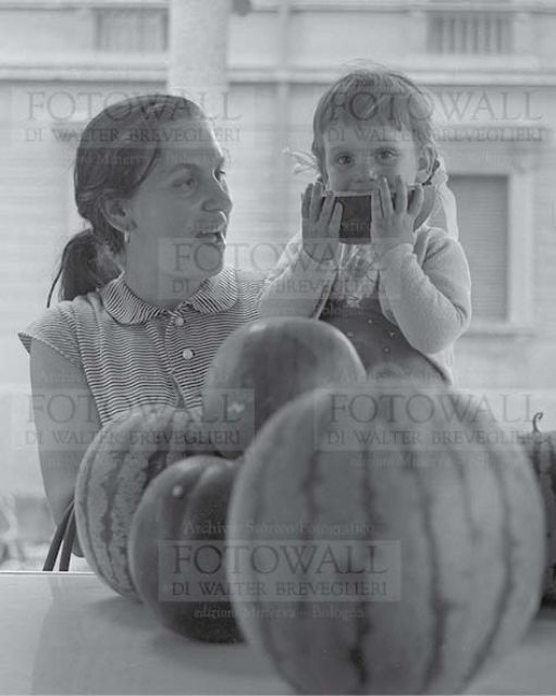 Madre e figlia dal cocomeraio